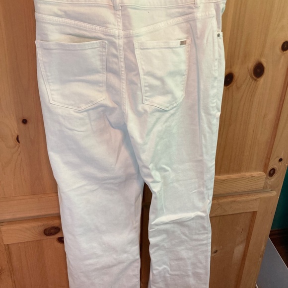 LAST CHANCE! White House Black Market White Wide-Leg Jeans - Picture 4 of 9